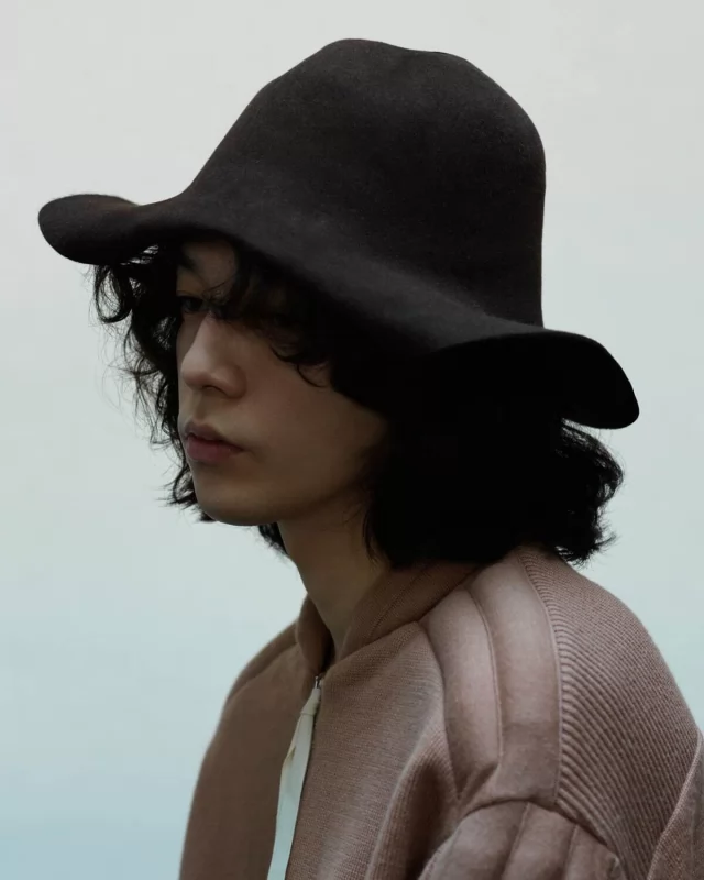 @kijimatakayuki A/W ‘24 -Coming off their contract work for doublet, Undercover, and BED j.w. FORD, Kijima and team deliver their A/W collection to stores. •Highlights include this (slide 1) felt folded brim hat, which is handmade out of rabbit hair felt. This (slide 6) polyester faux “eco-fur” hood has a Thinsulate lining and can be tied with spindle drawcords for cold weather functionality. View more online•direction/styling: Tetsuro Nagase edit: Hiroshi Kagiyama photography: Kazuki Nagayama h/mu: Yuko Aoi/Kie Kiyohara••#kijimatakayuki #orimonoplus